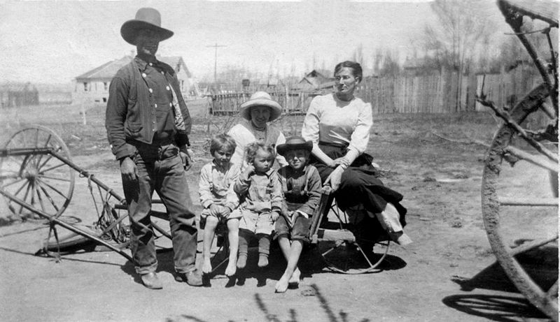 File:1911 George Maude Naomi Roy Marion Andy.jpg